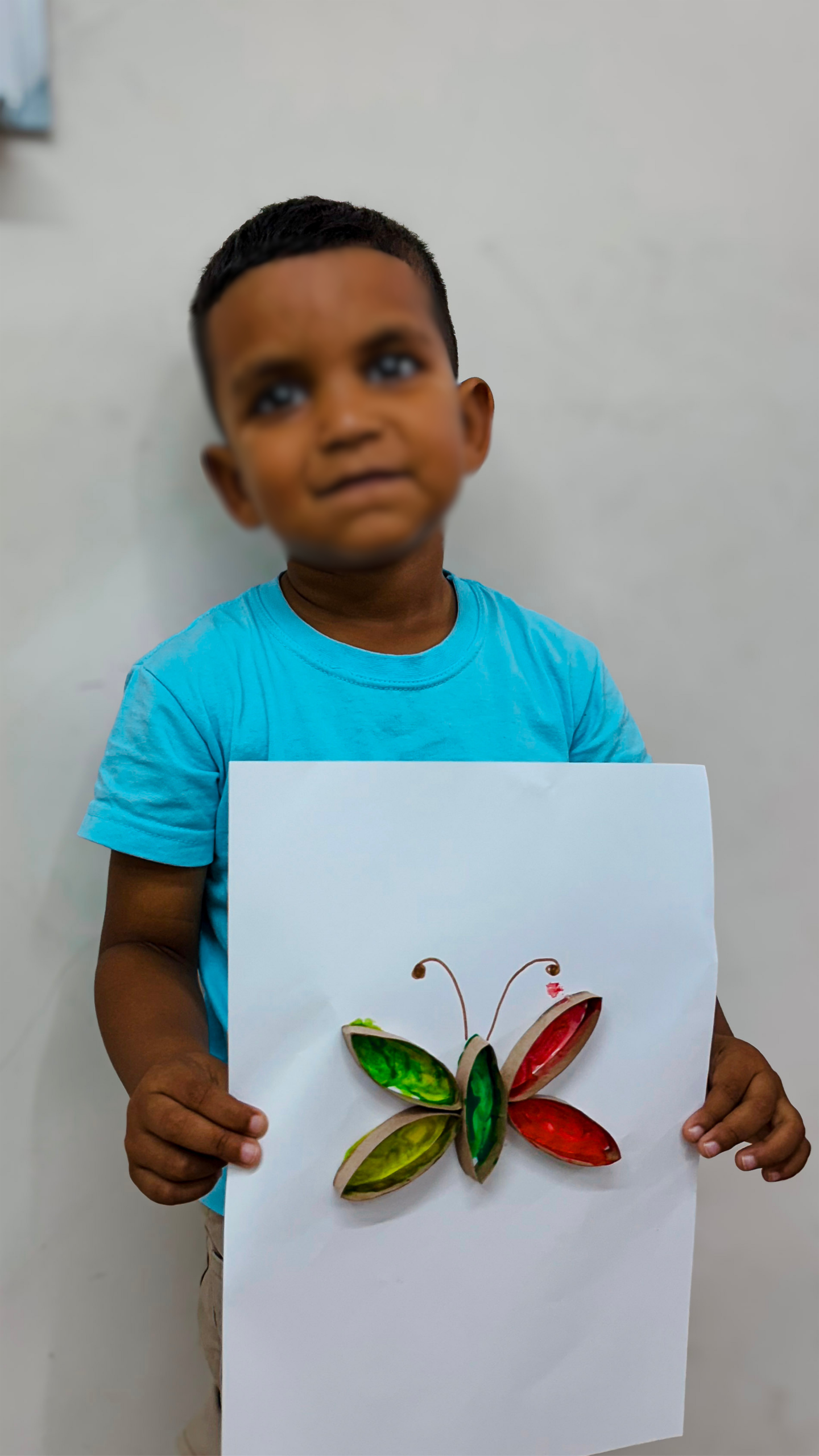 Criança do Instituto Senders com sua arte