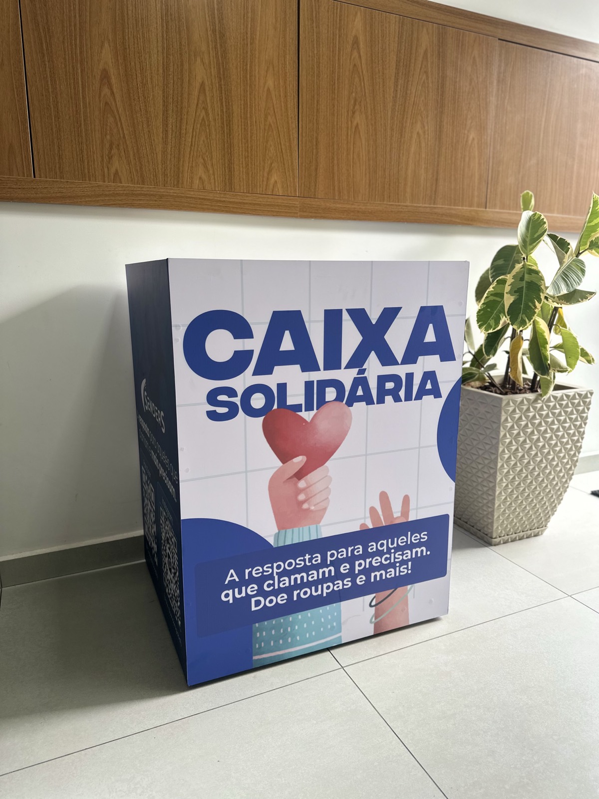 Caixa Solidária do Instituto Senders instalada em um prédio